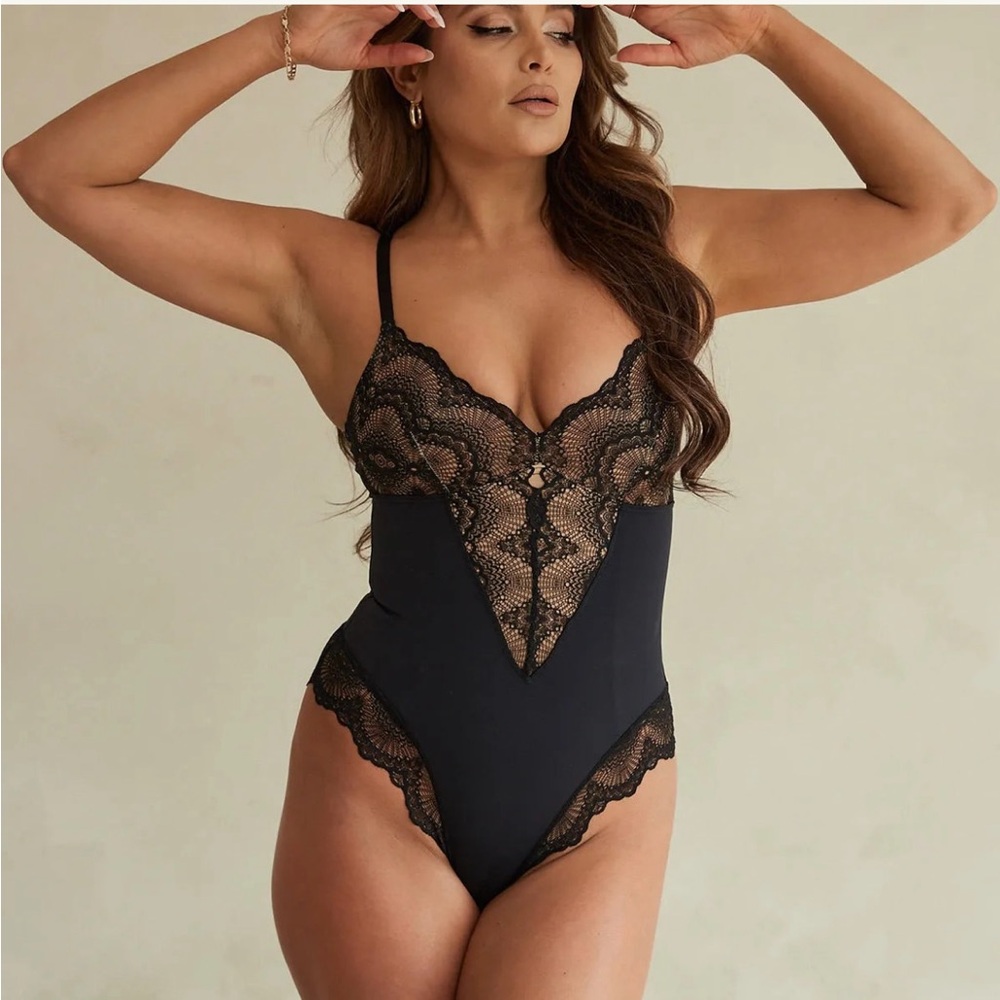 Pinsy Black Sculpting Lace ShapeWear Bodysuit Size Medium NWT